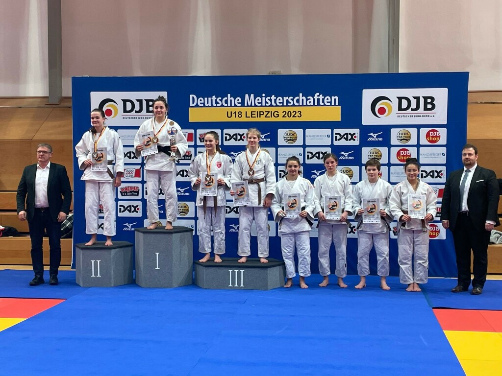 Lena (zweite von rechts) mit Platz 7 auf der DEM u18